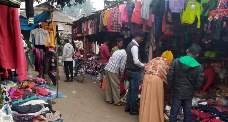 রংপুরে শীতের সাথে পাল্লা দিয়ে বাড়ছে গরম কাপড়ের দাম