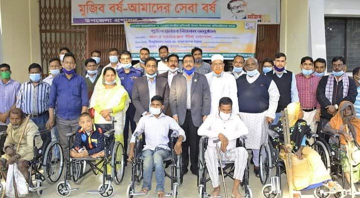 কাহারোলে প্রতিবন্ধী ও ভিক্ষুকদের হুইল চেয়ার ও নগদ অর্থ প্রদান