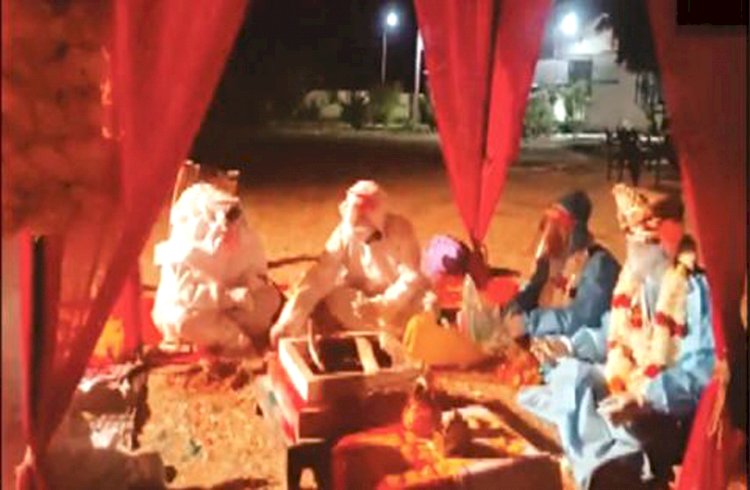 করোনায় আক্রান্ত কনে! পিপিই পড়েই বিয়ে সম্পন্ন