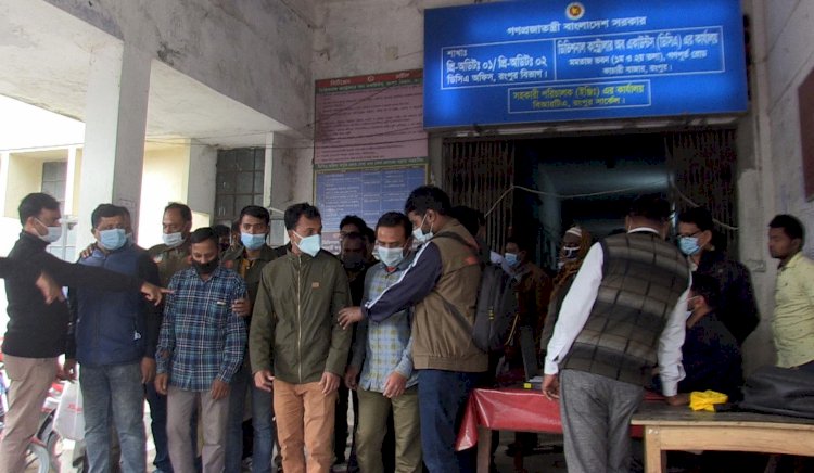 বিআরটিএ অফিস থেকে দালাল চক্রের ৬ সদস্য আটক