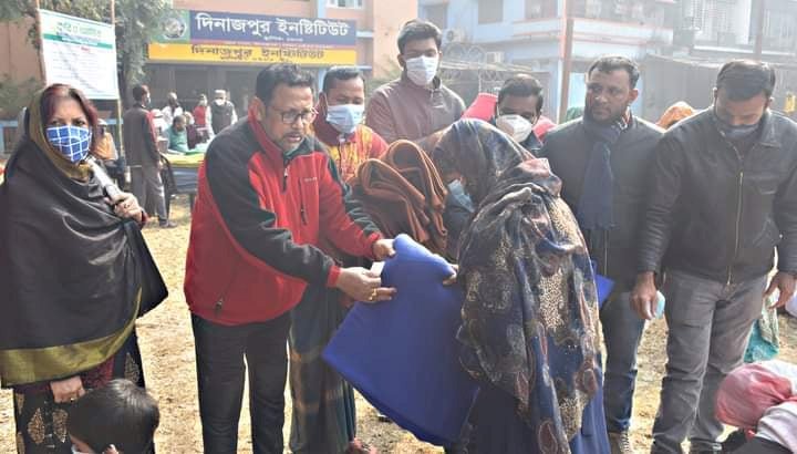 দিনাজপুরে সাপ্তাহিক কৃষি ও আমিষ পত্রিকার উদ্যোগে শীতবস্ত্র বিতরণ