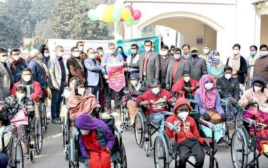 জাতীয় সমাজসেবা দিবস উপলক্ষ্যে প্রতিবদ্ধীদের মাঝে বিনা মূল্যে হুইল চেয়ার বিতরণ