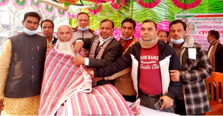 গঙ্গাচড়ায় অ্যাডভোকেট রাজুর পক্ষ থেকে কম্বল বিতরণ