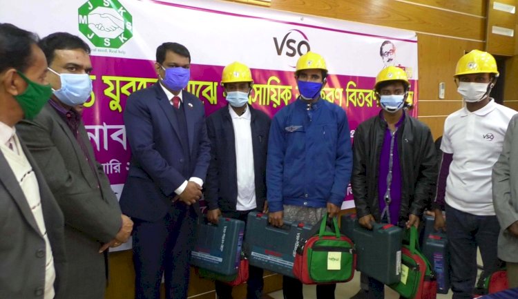 রংপুরে ৩০৬ যুবক-যুবতীকে ব্যবসায়িক উপকরণ দিলো এমজেএসকেএস