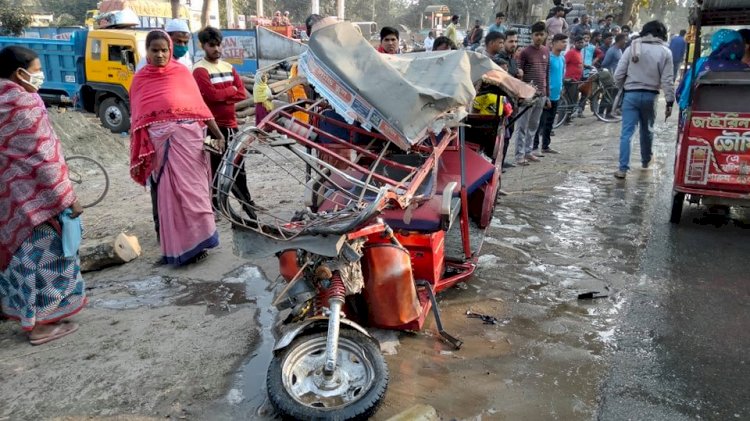 দিনাজপুরে ট্রাক চাপায় ইজিবাইক আরোহী মা- মেয়ে নিহত