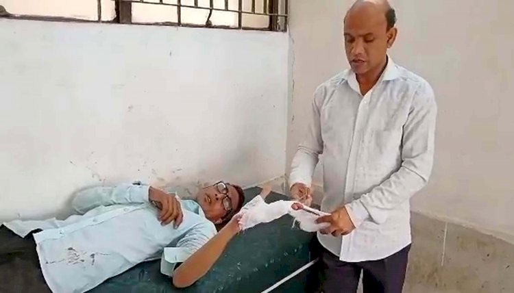 রংপুরে ভাতিজিকে উত্তক্ত্যের প্রতিবাদ করায় সাংবাদিককে কুপিয়ে জখম গ্রেফতার ২