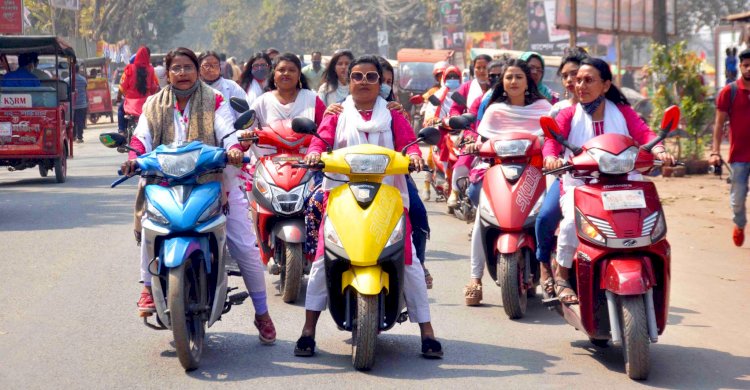 নারী দিবসে দিনাজপুরে নারী বাইকারদের মটরসাইকেল র্যালী