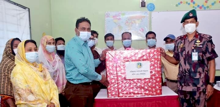 শহীদ কর্নেল কুদরত ইলাহী পাবলিক স্কুলকে ফটোস্ট্যাট মেশিন প্রদান
