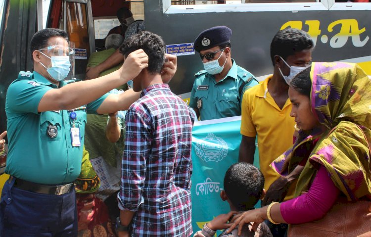 রংপুর মেট্রোপলিটন পুলিশের ট্রাফিক বিভাগের মাস্ক বিতরণ 