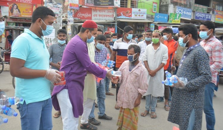 লালবাগ বস্তিবাসী পেল রংপুর জেলা ছাত্রলীগের ইফতার 