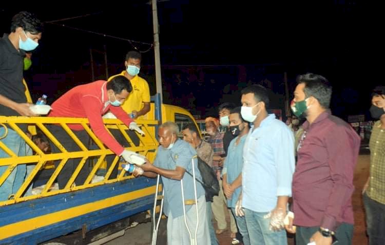 ঝড়-বৃষ্টি উপেক্ষা করে মানবিক কার্যক্রম চালিয়ে যাচ্ছে রংপুর জেলা ছাত্রলীগ