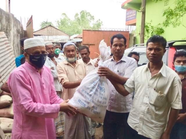 রংপুরে কর্মহীনদের ঈদ উপহার দিলো আ'লীগ নেতা মওলা