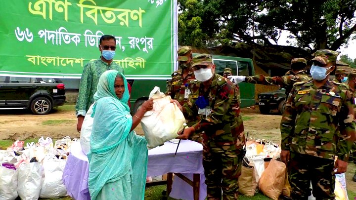 রংপুরের পীরগঞ্জে সেনাবাহিনীর  ঈদ উপহার প্রদান।