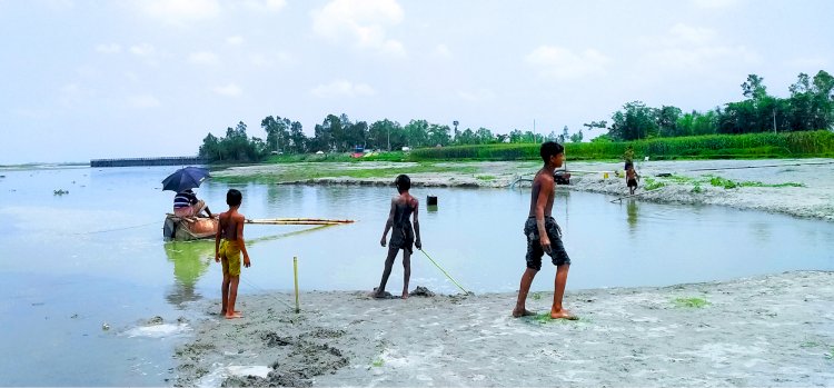 গঙ্গাচড়ায় তিস্তা নদী থেকে বালু উত্তোলন, হুমকির মুখে গ্রোয়েন বাঁধ