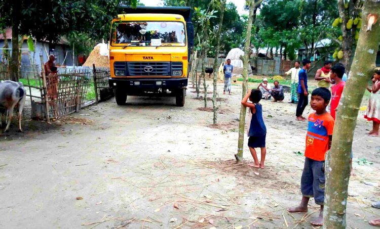 গঙ্গাচড়ায় এক প্রভাবশালী ব্যক্তির বিরুদ্ধে রাস্তা দখলের অভিযোগ