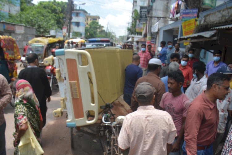 রমেক হাসপাতাল থেকে বেড নিয়ে যাওয়ার সময় তোপের মুখে চিকিৎসক