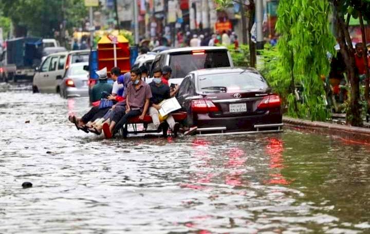 ভারী বর্ষণে রাজধানীতে জলাবদ্ধতা