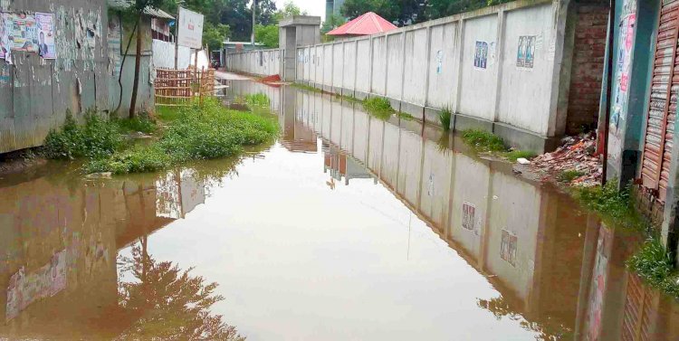 গঙ্গাচড়ায় একটি জনগুরুত্বপূর্ণ সড়কে অল্প বৃষ্টিতেই জলাবদ্ধতা