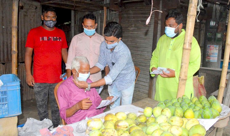 হুইপ ইকবালুর রহিমের নির্দেশনায় দিনাজপুরে মাস্ক ও লিফলেট বিতরণ