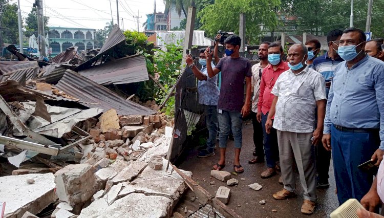 রংপুরে অধিগ্রহনকৃত জায়গা থেকে অবৈধ স্থাপনা উচ্ছেদ 