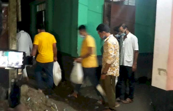 নিজ কাঁধে প্রধানমন্ত্রীর উপহার বাড়ি বাড়ি পৌঁছে দিলেন কুড়িগ্রাম পৌর মেয়র