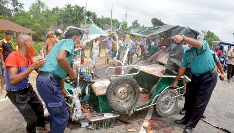 রংপুরে পিকআপ চাপায় অটো রিকশা চালকসহ নিহত ২