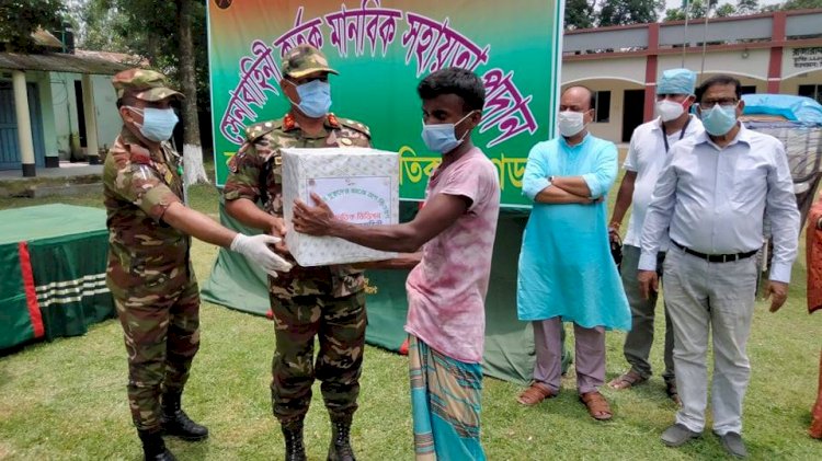 দিনাজপুরে সেনাবাহিনীর মানবিক খাদ্য সামগ্রী প্রদান