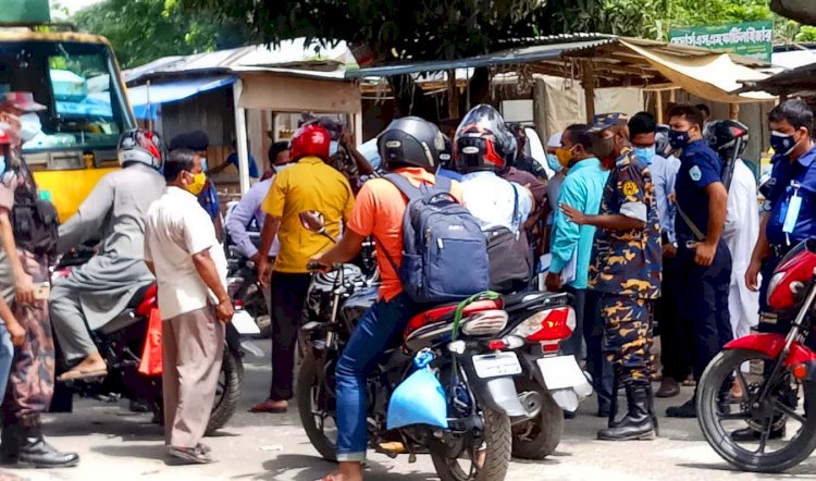 কুড়িগ্রামে লকডাউনে ঘরের বাইরে মানুষ