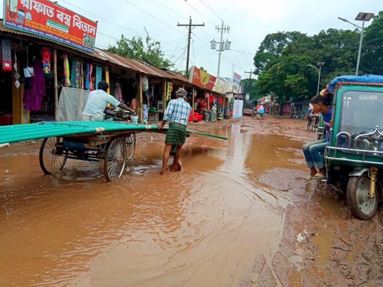 পাগলাপীরের রাস্তা এখন ডোবা: ভোগান্তিতে জনসাধারণ