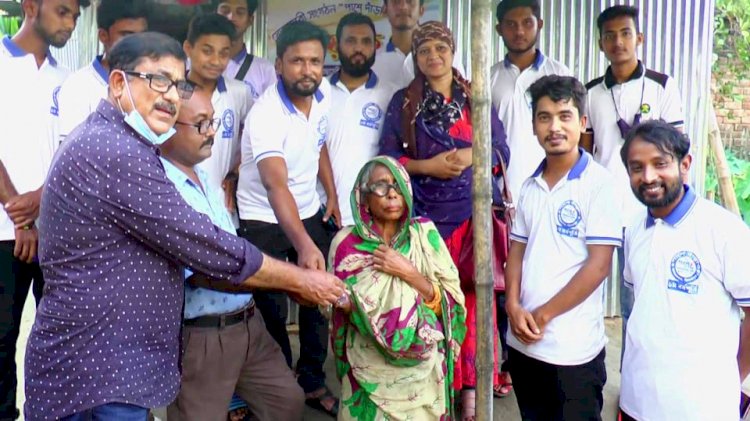 পাশে দাঁড়াও সংগঠনের উপহার ঘর পেয়ে খুশি বৃদ্ধা গোলেজান