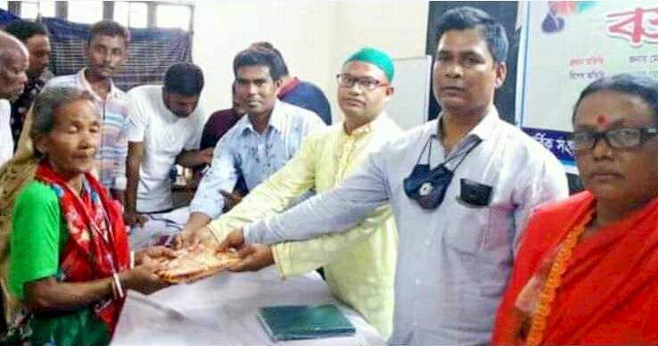 গঙ্গাচড়ায় দুর্গাপূজা উপলক্ষে দেড় শতাধিক নারী-পুরুষের মাঝে বস্ত্র বিতরণ