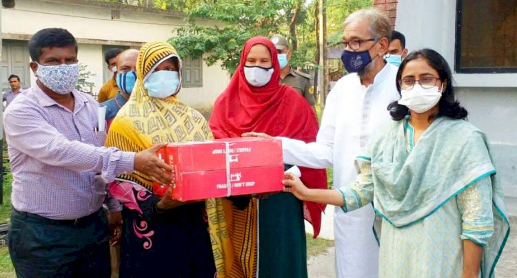 গঙ্গাচড়ায় দুঃস্থ মহিলাদের সেলাই মেশিন বিতরণ