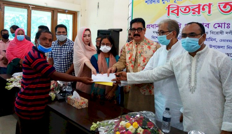 গঙ্গাচড়ায় দুর্গাপূজা উপলক্ষে সরকারি সহায়তা বিতরণ
