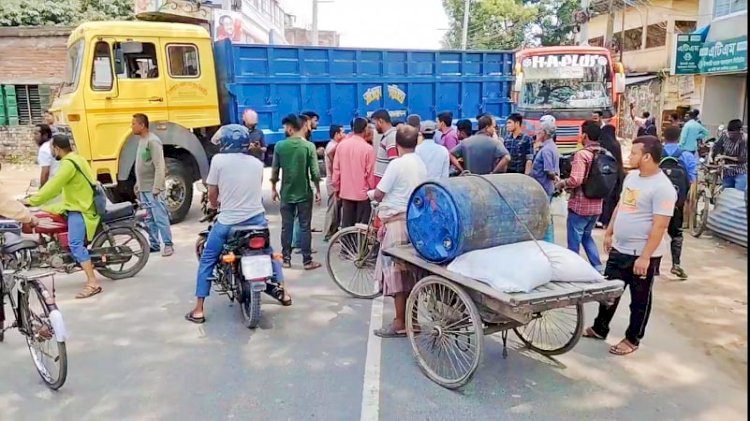 দিনাজপুরে মটর শ্রমিকদের আটক-নির্যাতনের প্রতিবাদে ধর্মঘট