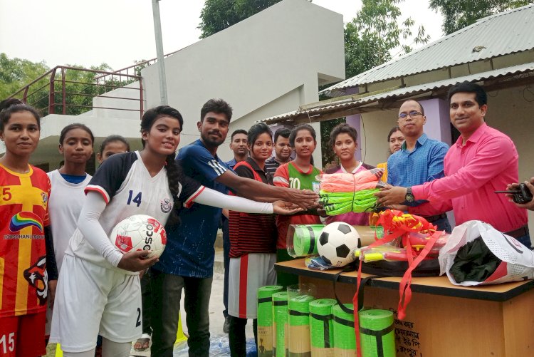 রংপুরে নারী ফুটবলারদের পাশে ক্রীড়া সরঞ্জামাদি নিয়ে ডিএমপি’র ডিসি বিপ্লব