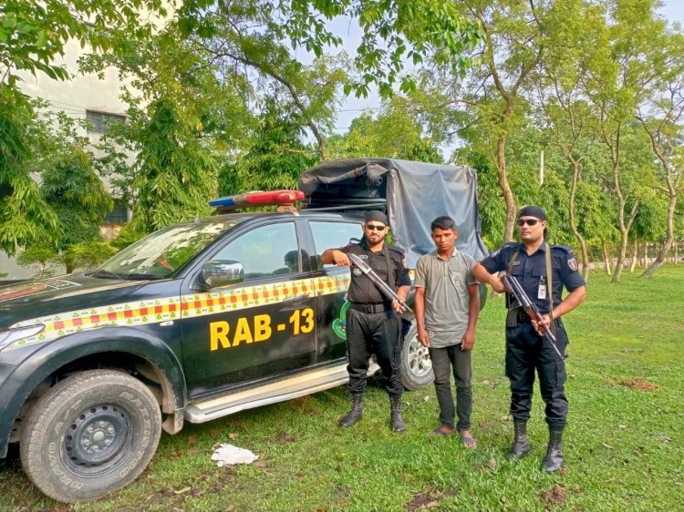 দিনাজপুর র্যাবের অভিযানে ১৬২ লিটার চোলাই মদসহ আটক ১