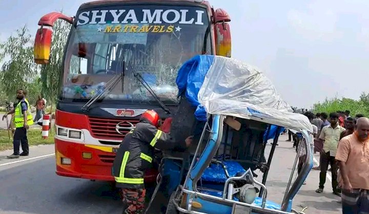 রংপুরের  যাত্রীবাহি বাসের ধাক্কায় ৩ নিহত আহত ৮