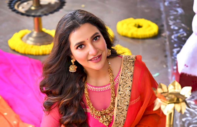 প্রকাশ্যে চুমু, সমালোচনায় শুভশ্রী