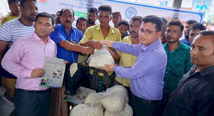 রংপুরে চামড়া সংরক্ষণে উদ্বুদ্ধ করতে পশু ক্রেতাদের মাঝে লবন বিতরণ