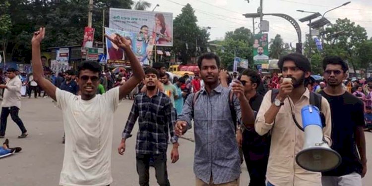 সড়ক অবরোধ করে সাত কলেজের শিক্ষার্থীর বিষপান