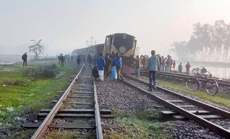 রংপুরের ট্রেন লাইনচ্যুত হওয়ায় ৪ জেলার সাথে যোগাযোগ বন্ধ